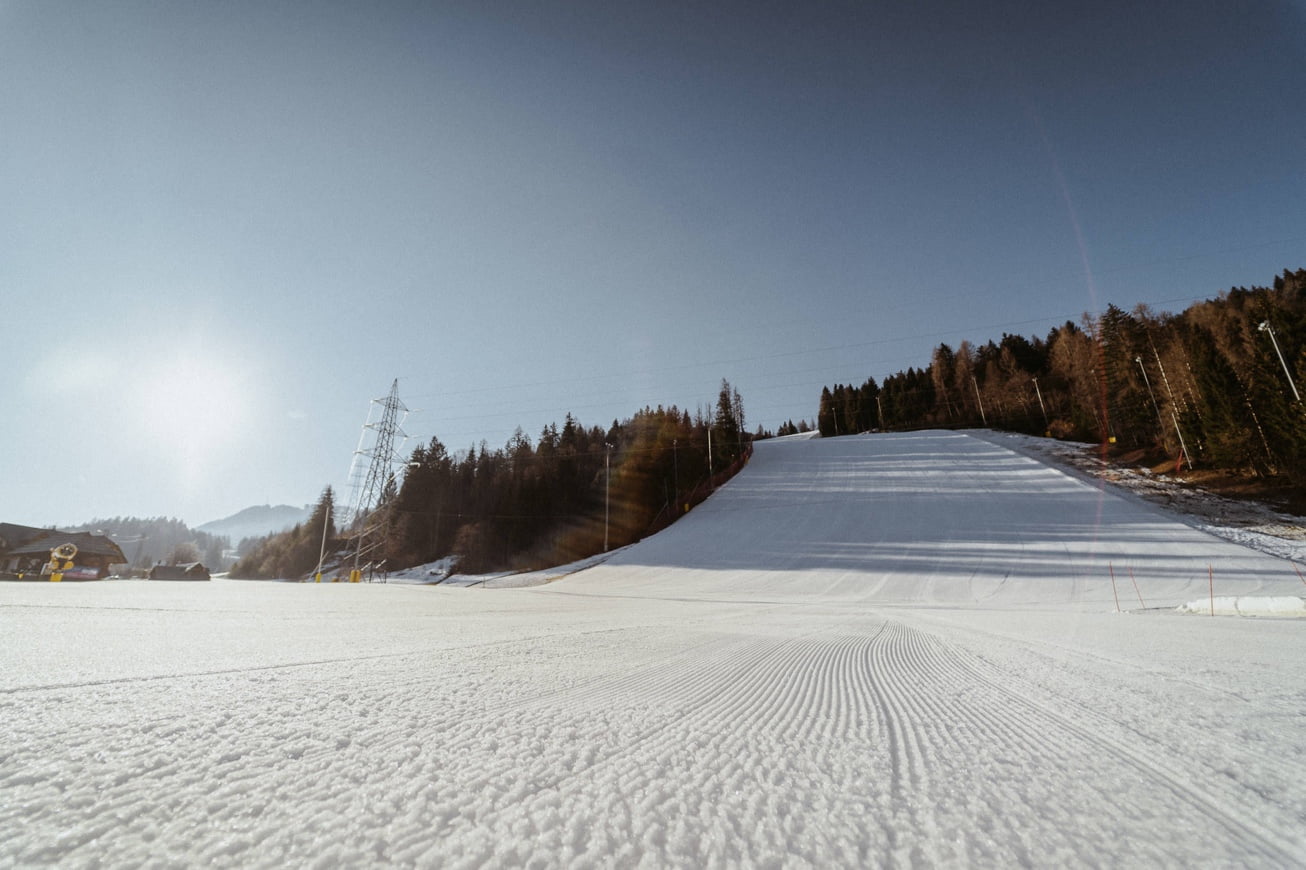 08 elan skis Svete Višarje skibus Monte Lussari skiing photographer